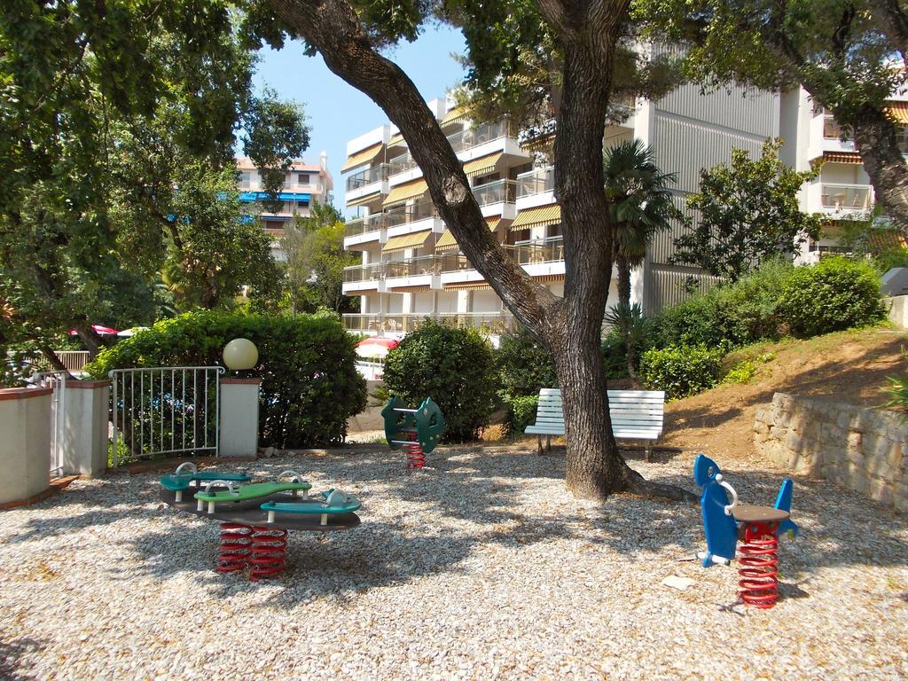 Les Genevriers Apartment Кан Екстериор снимка